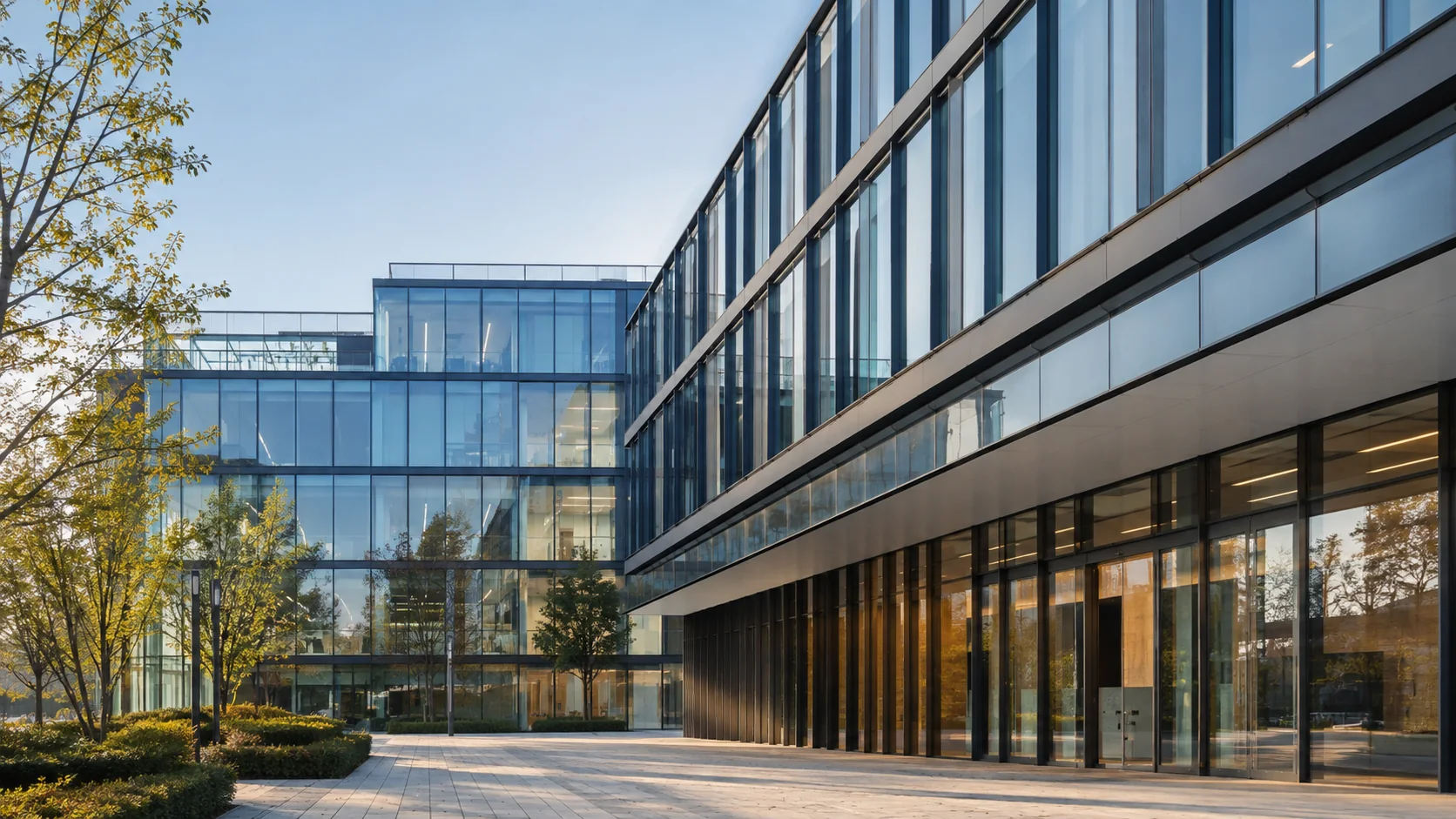 Bâtiment tertiaire contemporain avec grandes ouvertures vitrées